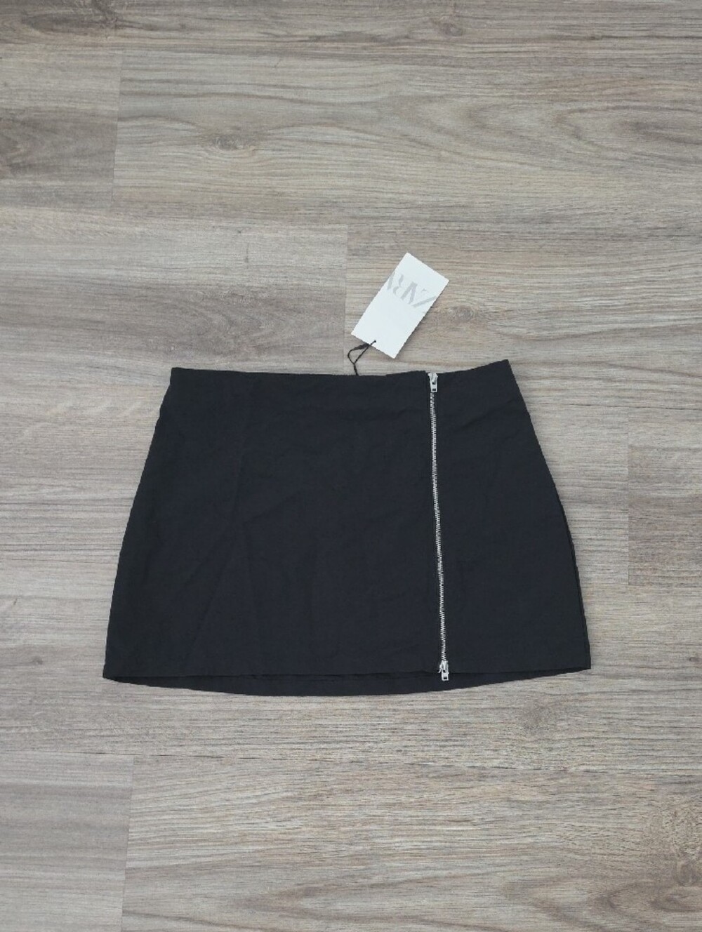 ZARA Black Mini Skirt with Silver Zip - Picture 4 of 5